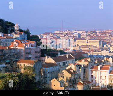 PORTUGAL-LISSABON-BLICK AUF LISSABON AUS DEM MIRADOURO DA GRACA Stockfoto