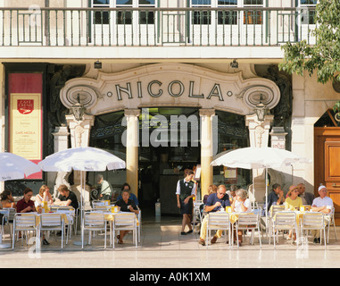 PORTUGAL LISSABON ROSSIO CAFE NICOLA SONNENSCHIRM KELLNERIN Stockfoto