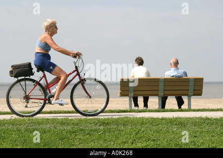 Ohio Maumee Bay Water State Park, öffentliches Land, Erholung, Lake Erie, Erie Beach, Fahrrad, Radfahren, Reiten, Radfahren, Fahrer, Radweg, aktiv, Senioren ol Stockfoto