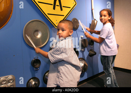 Toledo Ohio, COSI Science Center, Zentrum, Trommeln, schwarze Minderheiten, Jungen, Jungen, männliche Kinder, Männer, Mädchen, weibliche Kinder, Erwachsene, woma Stockfoto