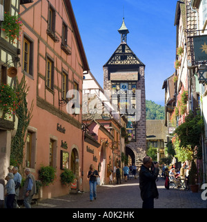 Hauptstraße mit Dolder Turm, 13. Jahrhundert Stadttor, Riquewihr, Elsass, Frankreich Stockfoto