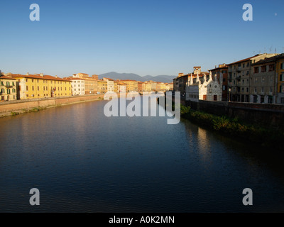 Arno Ufer mit Santa Maria della Spina Kirche auf der rechten Pisa-Toskana-Italien Stockfoto