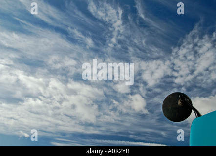 Motorhaube und Spiegel der Freschly restauriert sehr frühen klassischen 1970 Range Rover vor dramatischen Himmel. HGW UK050543. Stockfoto