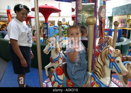 Toledo Ohio, Westfield Shoppingtown, Einkaufspassage, Einzelhandel, Schwarze Schwarze Afrikaner, ethnische Minderheit, Familien, Eltern, Kinder, Motte Stockfoto