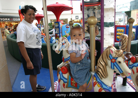 Toledo Ohio, Westfield Shoppingtown, Einkaufspassage, Einzelhandel, Schwarze Schwarze Afrikaner, ethnische Minderheit, Familien, Eltern, Kinder, Motte Stockfoto