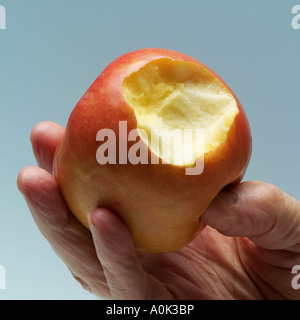 HERR MANN HAND HÄLT EINEN APFEL GEBISSEN PINK LADY Stockfoto