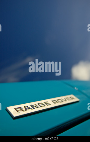 Motorhaube und Abzeichen auf Freschly restauriert sehr frühen klassischen 1970 Range Rover gegen blauen Himmel. HGW UK050549. Stockfoto