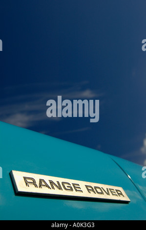 Motorhaube und Abzeichen auf Freschly restauriert sehr frühen klassischen 1970 Range Rover gegen blauen Himmel. HGW UK050551. Stockfoto