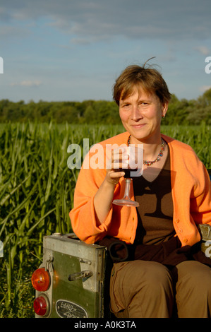 Frau mit einem Glas Rotwein sitzen im hinteren Teil Ery original 1962 Land Rover 88 Serie 2a SWB 4cyl Benzin in verblichenen dunkle br Stockfoto