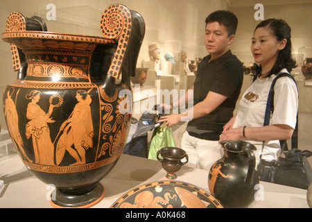 Toledo Ohio, Kunstmuseum, Ausstellungsausstellung Sammlung Display Verkauf fördern, Bildung, Geschichte, Gemälde, Skulpturen, Vase, Urne, asiatisches Paar, Mann Männer männlich Stockfoto