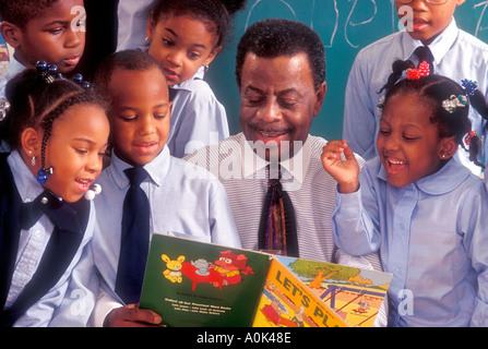 Rev Eddie Edwards liest für Kinder an seiner Schule Freude Jesu Stockfoto