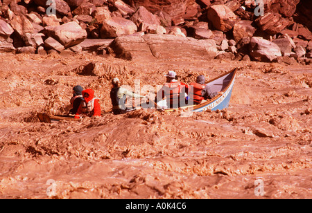 Eine Dory durchläuft Hance Rapids auf dem schlammigen Colorado River im Grand Canyon Stockfoto