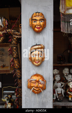 Dekorative Masken zum Verkauf an den Literaturtempel in Hanoi Stadt, Vietnam. Der Tempel ist Hanoi s wichtigste konfuzianische Heiligtum Stockfoto