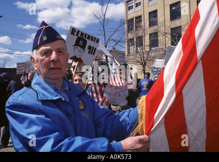 Mitglieder der American Legion und VFW Zähler demonstrieren gegen ein Anti Krieg Marsch von Frauen in schwarz Stockfoto