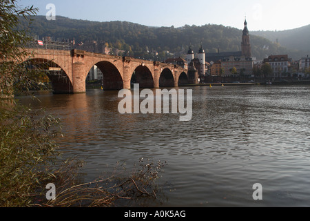 Einen Blick auf die alte Brücke und die Stadt Heidelberg Stockfoto