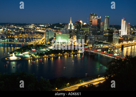 Pittsburgh Pennsylvania, Point State Park, öffentliches Land, Erholung, landschaftlich reizvoll, Skyline der Stadt, Stadtzentrum, Stadtzentrum, Gebäude, Architektur, Archi Stockfoto