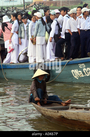 Kinder, die Verdrängung einer Fähre auf dem Weg zur Schule in Hoi an, Vietnam Stockfoto