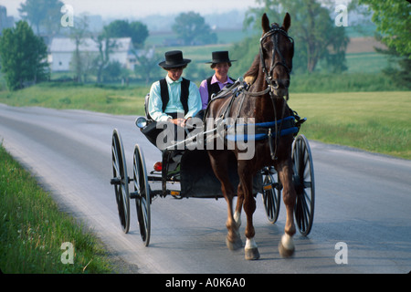 Pennsylvania Strasburg Amish Dutch Mennonite, Teenager Teenager Teenager Jugendliche Jugendliche, Reiten Pferdewagen, Transport Land ländlichen Roa Stockfoto