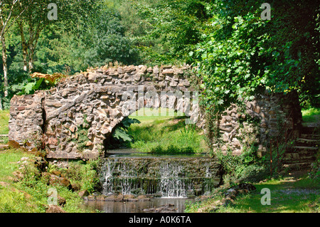 DIE HÄSSLICHE BRÜCKE AN DER CASTLE HILL HOUSE AND GARDENS DEVON UK Stockfoto