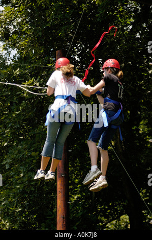 Mädchen im Teenageralter Teilnahme an Seilen Teambuilding Kurs Mount St Francis Indiana Stockfoto