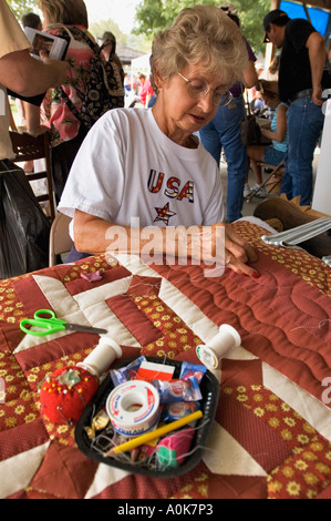 Frau an Lanesville Heritage Festival Lanesville Indiana Quilten Stockfoto