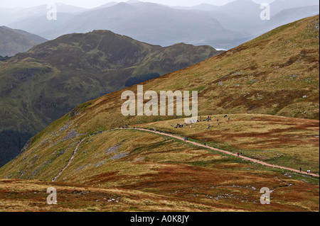 Eine Gruppe von Wanderern eine Rast auf dem Weg zum Ben Nevis, Schottland Stockfoto