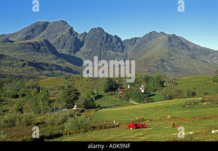 Die klassische Ansicht des berühmten schottischen Berg Bla Bheinn auf Skye Torrin entnommen, an einem schönen Herbstmorgen Stockfoto