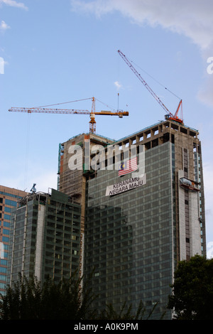 Kran auf Gebäude im Bau in Kuala Lumpur, Malaysia Stockfoto