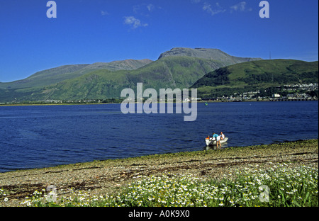 Der Ben Nevis-Reihe von Bergen und Fort William betrachtet über Loch Linnhe bei Camusnagaul aus. Stockfoto