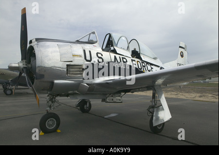 US Air Force t-28 Trojan Schulflugzeug sitzt auf dem Rollfeld Stockfoto