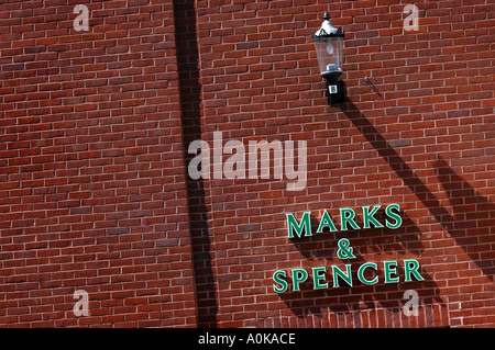 A Marks &amp; Spencer melden Sie auf der Seite eine Mauer in Barnstaple Devon Stockfoto