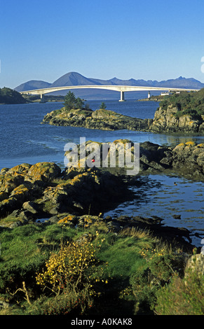 Die Skye-Brücke von Kyle of Lochalsh Seite mit Skye Bergen gesehen als ein zurückfallen Stockfoto