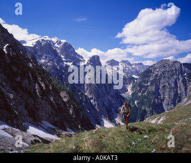 Walker der Luknja-Pass in den Julischen Alpen, Gorenjska, Slowenien. Luknja ist an der Spitze der Vrata Tal über Mojstrana Stockfoto