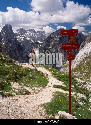 Walker der Luknja-Pass in den Julischen Alpen, Gorenjska, Slowenien. Luknja ist an der Spitze der Vrata Tal über Mojstrana Stockfoto
