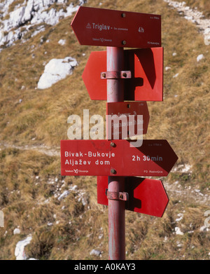 Zu Fuß Schild an den Ljukna übergeben an der Spitze der Vrata Tal, über Mojstrana, Gorenjska, Slowenien Stockfoto