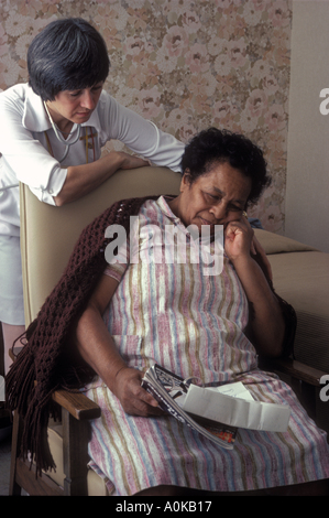 Kaukasische Pflegeheim Krankenschwester tröstlich deprimiert Afroamerikaner resident Stockfoto