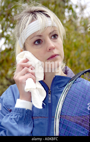 Frau nach einem Training im Tennis Stockfoto