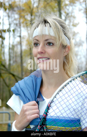 Frau nach einem Training im Tennis Stockfoto