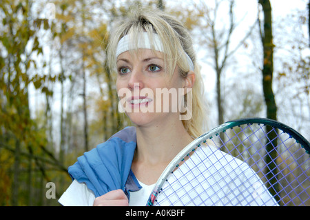 Frau nach einem Training im Tennis Stockfoto