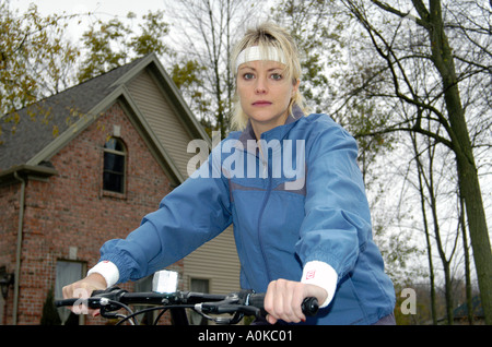 Frau nach einem Training im Tennis Stockfoto