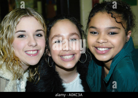 Mittelschule im Alter von weiblichen Lächeln für Porträt Stockfoto