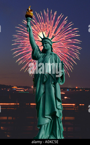 Feuerwerk mit der Freiheitsstatue in New York City in Vordergrund Stockfoto