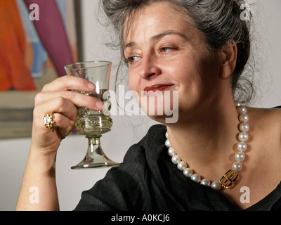 Porträt der Frau Maroeska Metz einen berühmten niederländischen Designer Künstler Halskette Ring und Glas Wein sind ihre eigenen designs Stockfoto