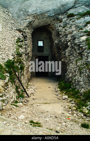 Eingang zu einem geheimen Tunnel-System im Inneren des Berges Pljesevica gebaut Stockfoto