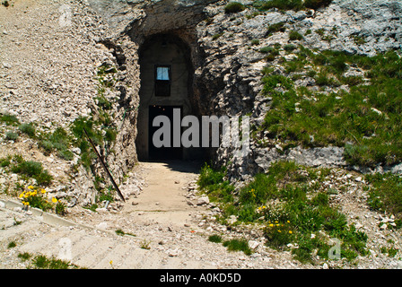 Eingang zu einem geheimen Tunnel-System im Inneren des Berges Pljesevica gebaut Stockfoto