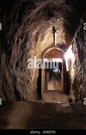 Eingang in einen anderen Abschnitt des Tunnels im Inneren eine geheime unterirdische militärische Anlage gebaut im Inneren des Berges Pljesevica Stockfoto