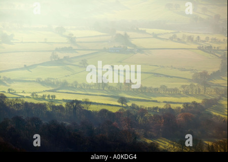 Tief liegende Sonnenlicht in Bereichen wie aus Skirrid Fawr Wales Großbritannien gesehen Stockfoto