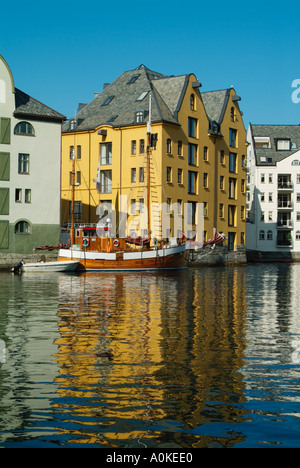 Blick auf die Uferpromenade Brosundet Kanal Angelboote/Fischerboote und Hotels Alesund More und Romsdal-Norwegen-Europa Stockfoto