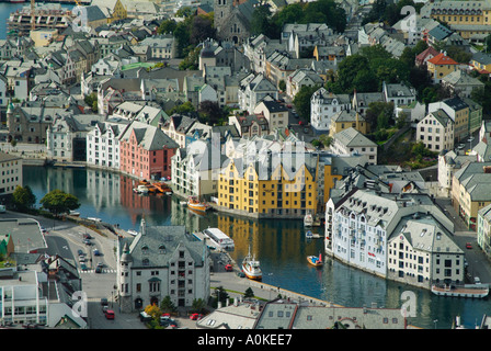 Blick auf die Uferpromenade Brosundet Kanal Angelboote/Fischerboote und Hotels Alesund More und Romsdal-Norwegen-Europa Stockfoto