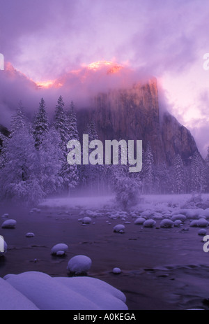 Schnee vor der El Capitan Yosemite Nationalpark Kalifornien Vereinigte Staaten von Amerika Nordamerika Stockfoto